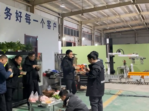 兄弟們在工作工作之余吃個火鍋，大家辛苦了。