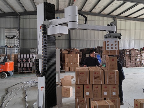 立柱碼垛機(jī)調(diào)試師傅現(xiàn)場工作中，針對現(xiàn)場一些突發(fā)問題，及時溝通解決